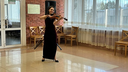 В честь Дня пожилого человека Кузнецовский центр культуры поздравил людей старшего поколения ЗАО Племзавод «Семёновский»